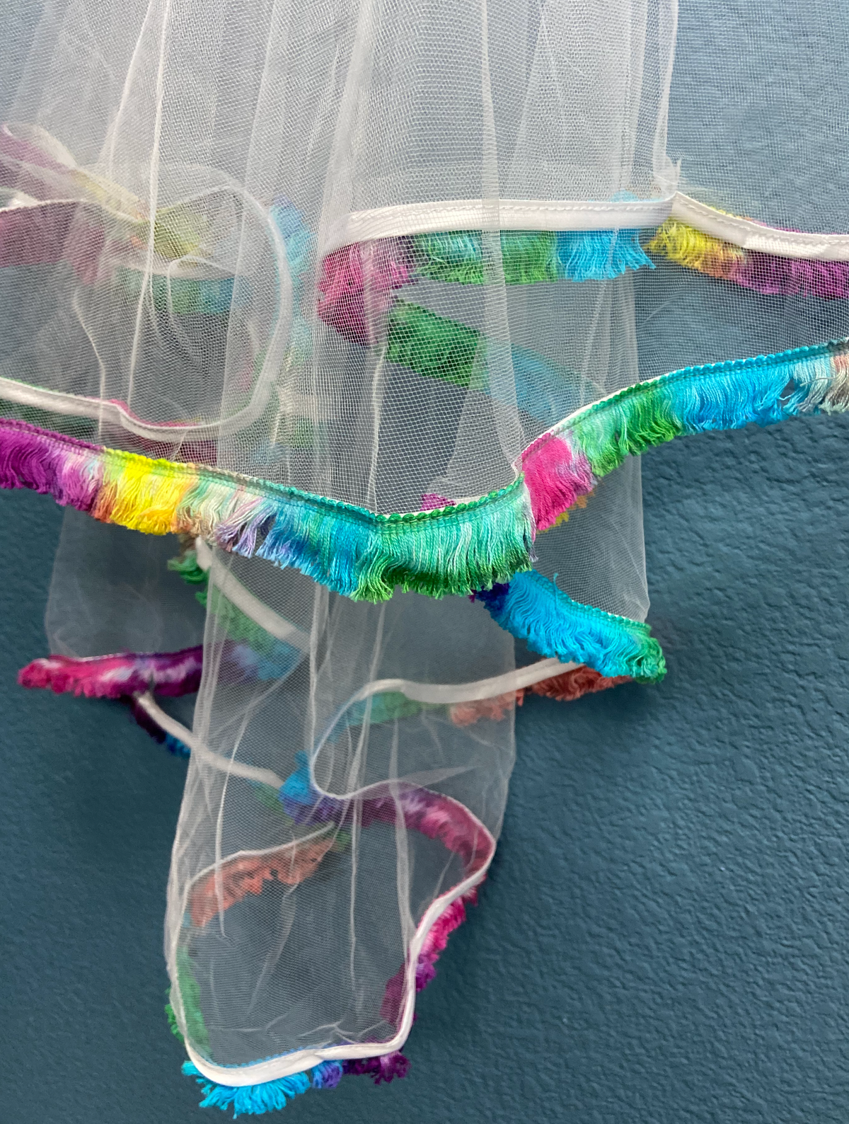 Voile de fête prénuptiale frangé et teint à la main
