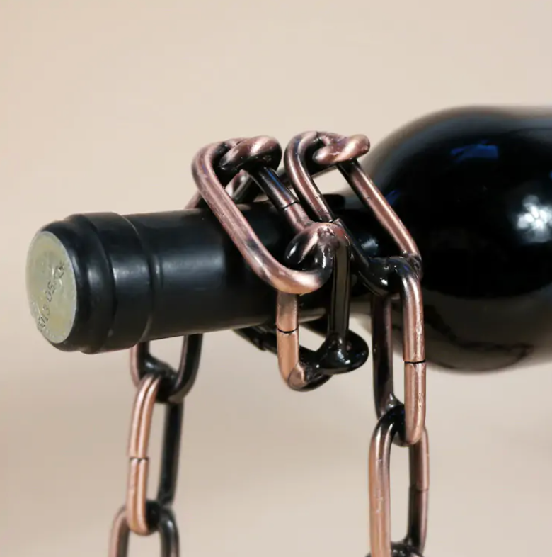 Magischer Eisenketten-Weinregal